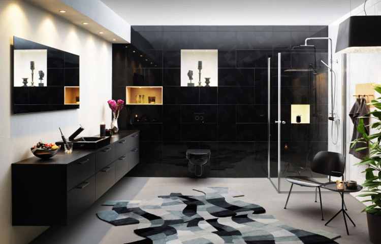 Svart badrum med svart badrumsporslin